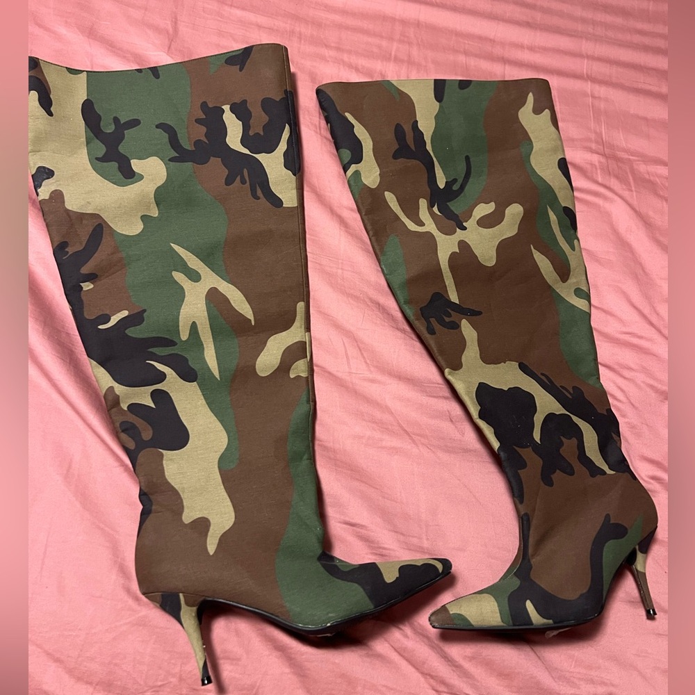 Akira army bucket heel boots size 8